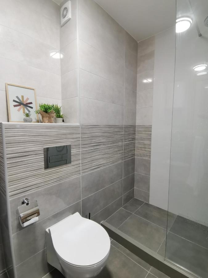 Cozy One-Bedroom Apartment At Ljubovic Park พอดโกริกา ภายนอก รูปภาพ
